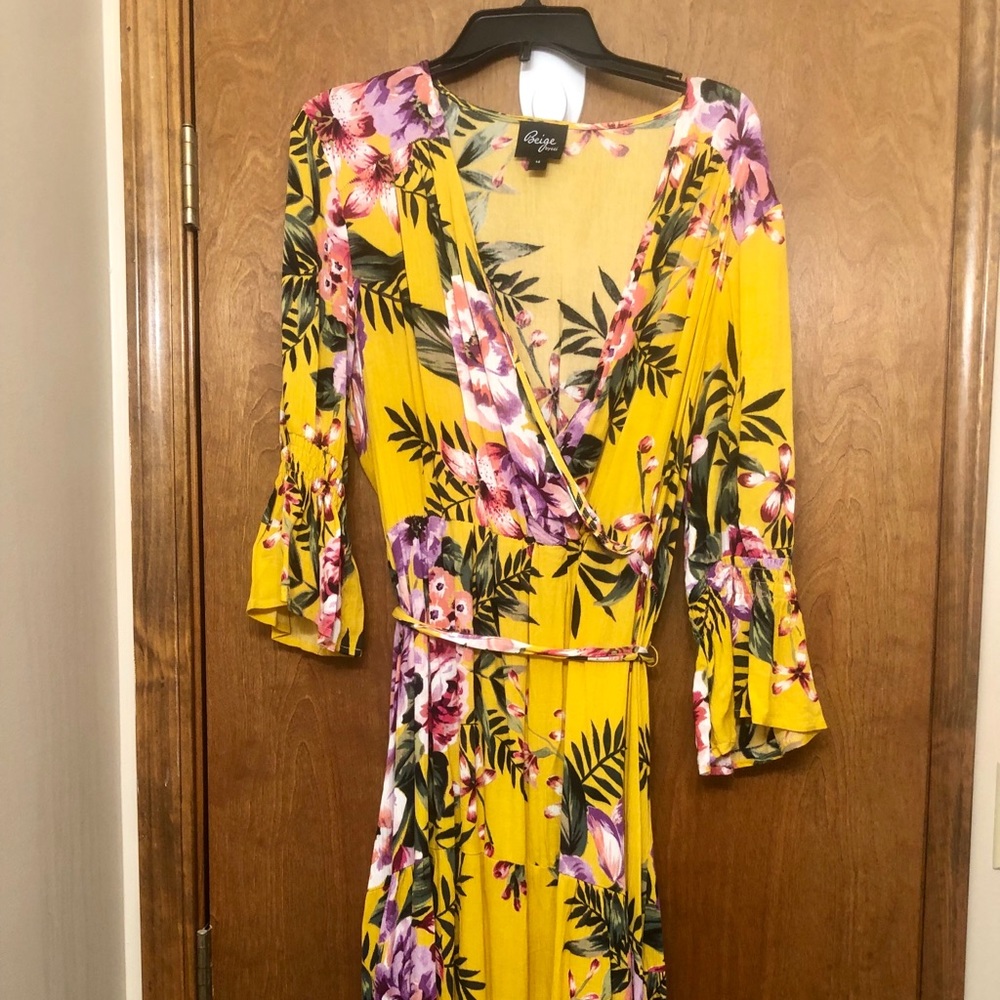 “Beige by eci” Dress size 14 Versona